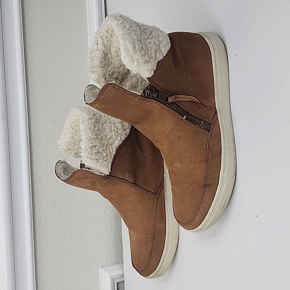 Universal Thread Women Lei Microsuede Sherpa Sneaker Bootie Size 6.5